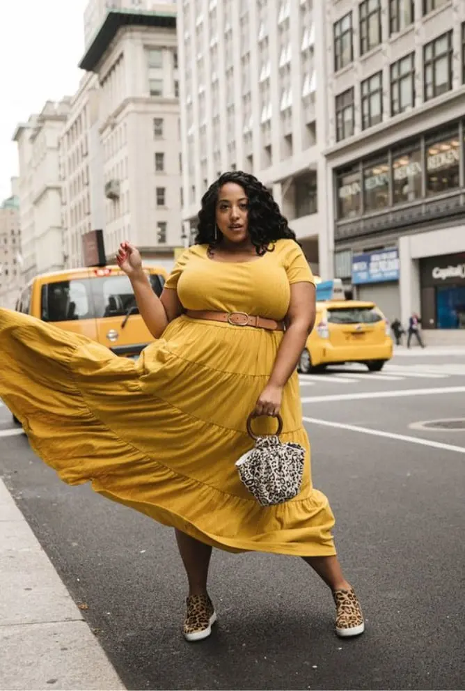Moça negra com vestido amarelo lindo - Sou plus size