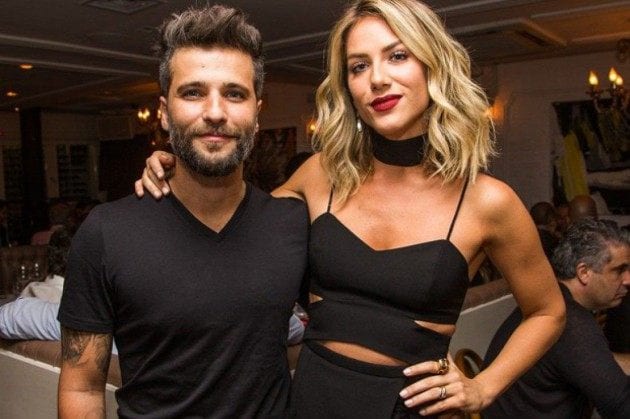 Foto de Bruno Gagliasso abraçado com Giovanna Ewbank, ambos de preto
