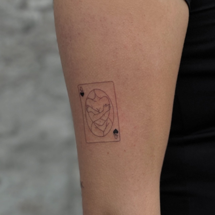 Tatuagem pequena em fineline de carta de dama com silhueta 