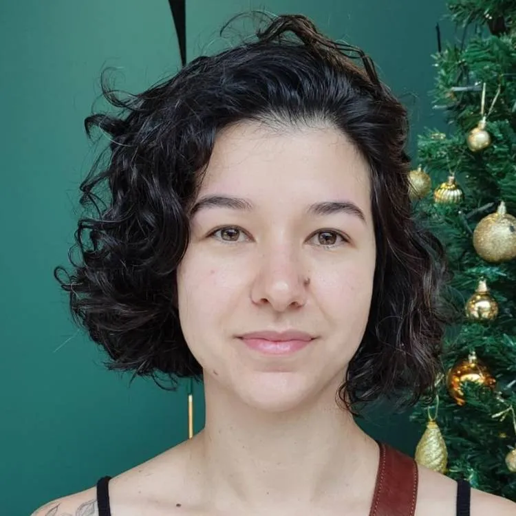Mulher de pele clara com cabelo chanel ondulado