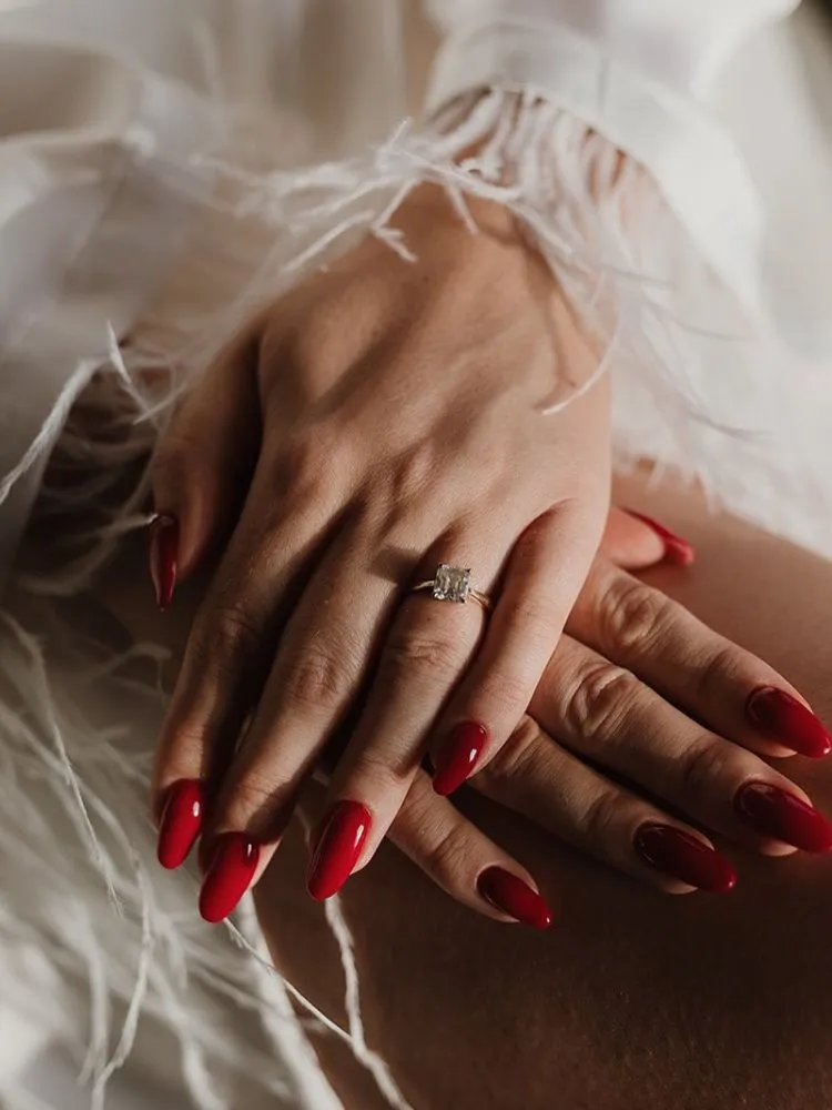 Mãos com unhas vermelhas