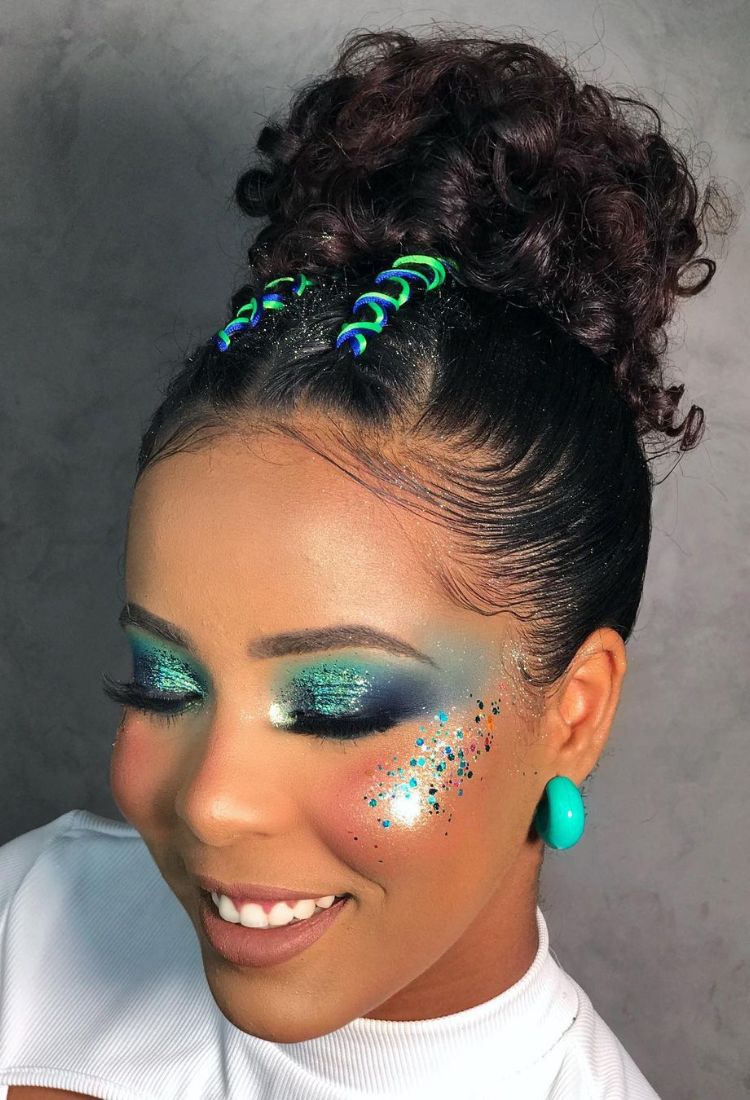 Mulher negra com penteado de Carnaval de coque e trança presa com elásticos coloridos