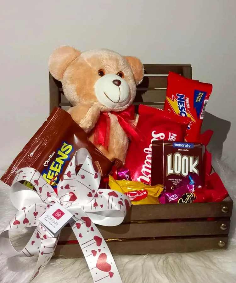 Caixa de madeira com chocolates e ursinhos