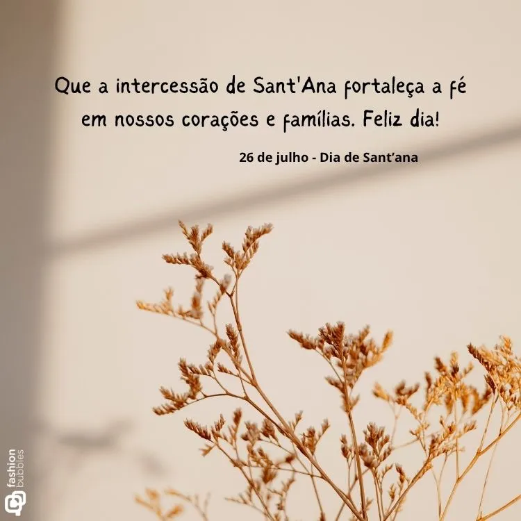 A imagem exibe um fundo bege claro com galhos secos em tons de marrom na parte inferior. Centralizada no topo, lê-se a frase "Que a intercessão de Sant'Ana fortaleça a fé em nossos corações e famílias. Feliz dia!" Abaixo, "26 de julho - Dia de Sant'ana". No canto inferior esquerdo, há um logo "fashion bubbles".


