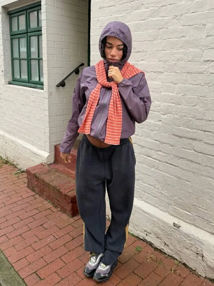 Mulher usando look de street style minimalista com tendência de sneakers