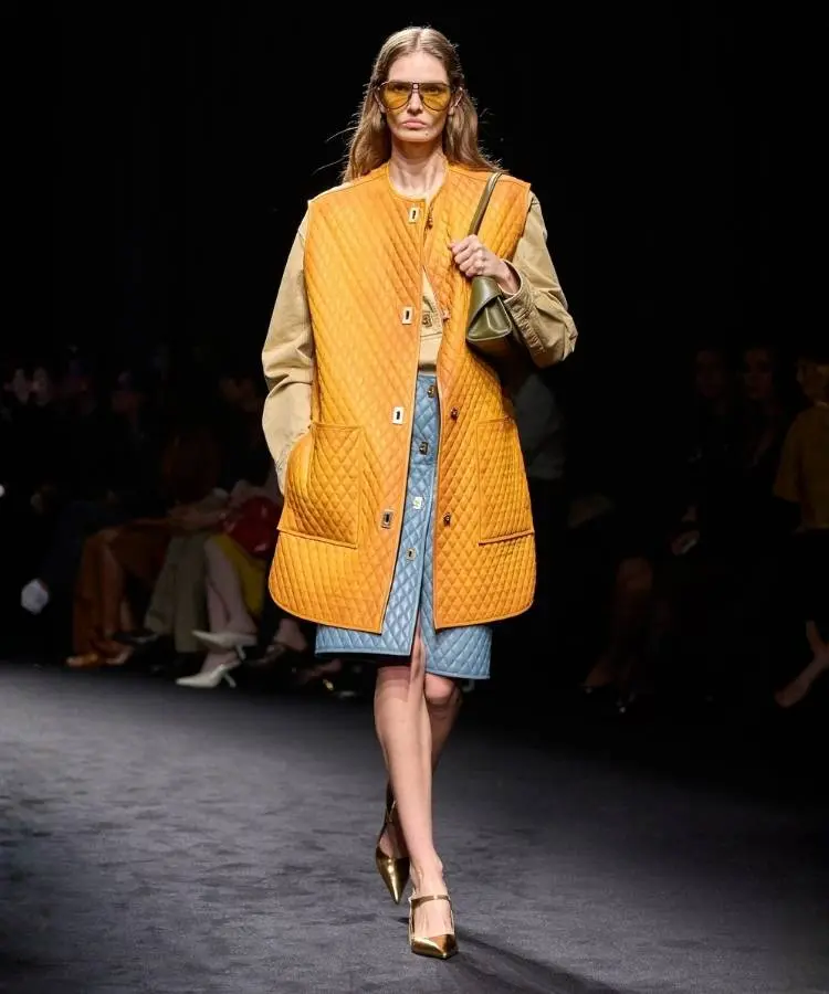 Modelo usando amarelo mostarda, uma das tendências da Semana de Moda de Milão Outono Inverno 2026