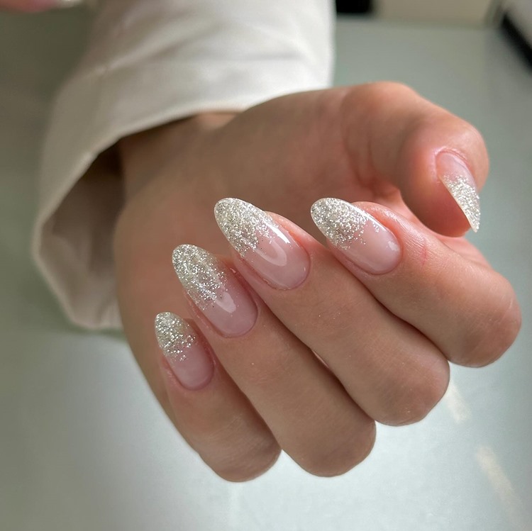 Unhas em gel com glitter (tamanho: grande. Formato: amendoada) 