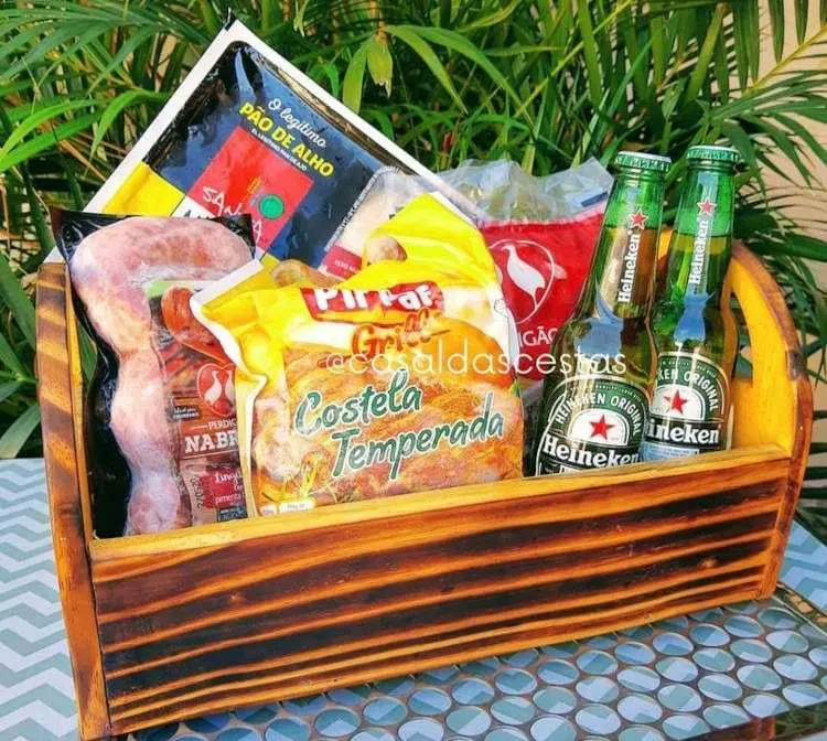 Cesta de churrasco com carnes e cerveja 