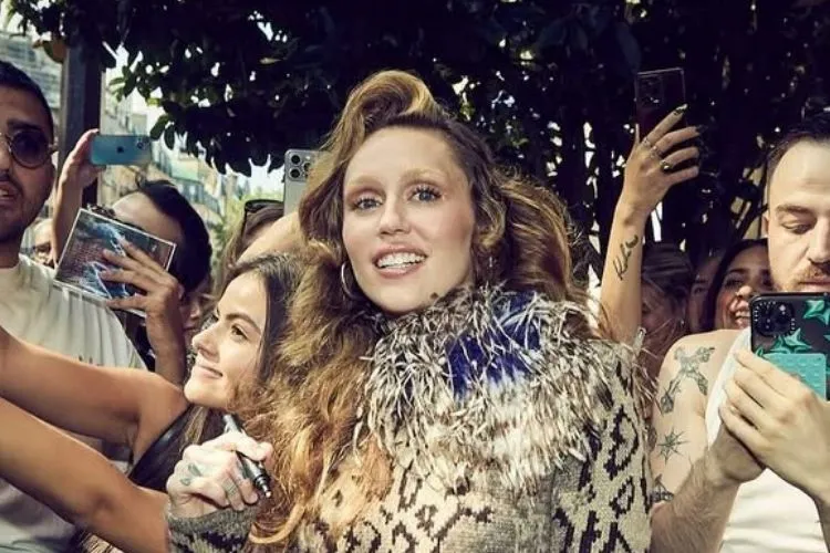 Foto de Miley Cyrus com sobrancelha descolorida e vestido estampado