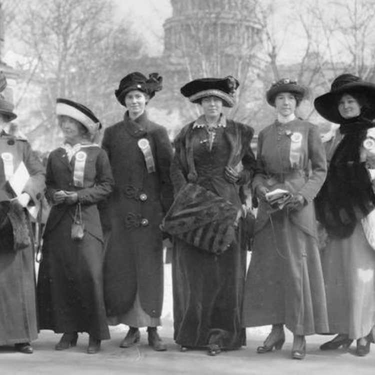 Foto em preto e brando de mulheres protestando por seus direitos, na manifestação pelo sufrágio feminino em Washington DC, em 1913.