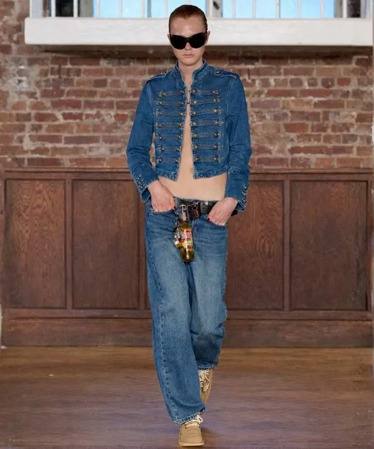 Foto de modelo usando look all jeans, uma das tendências da London Fashion Week Outono Inverno 2026