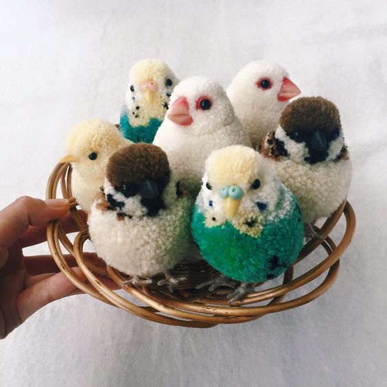 Cesto marrom com pintinhos de pompons 
