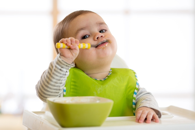 Bebezinho comendo papinha.