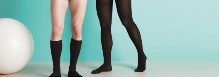Meia calça e 3/4 de compressão para auxiliar na saúde das pernas. Homem e mulher usando meias pretas de compressão.