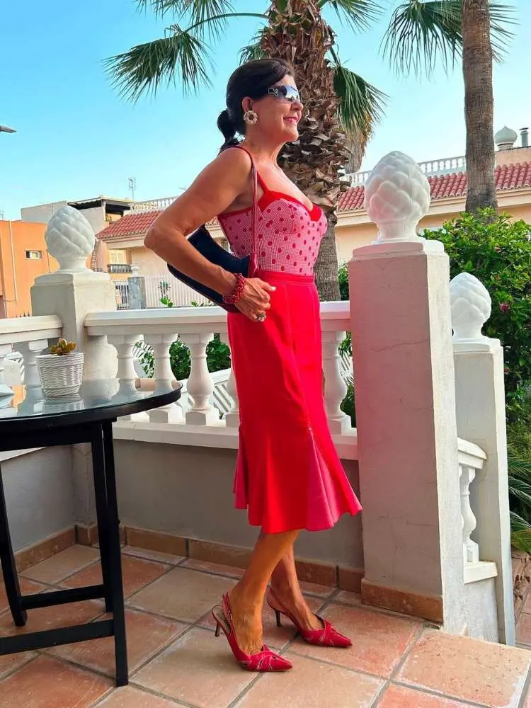 Mulher veste look poá como sugestão de roupa vermelha para Natal