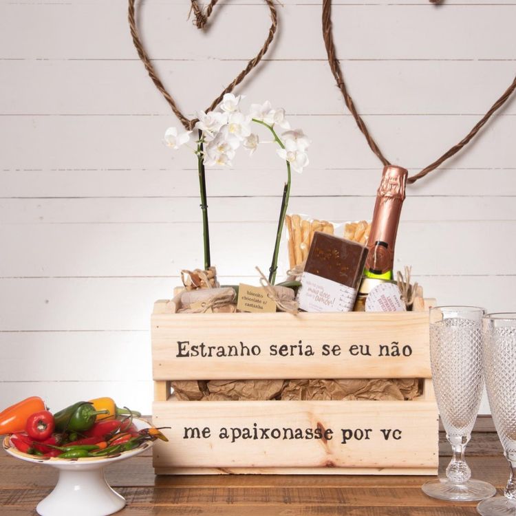 Cesta de madeira com trecho "Estranho seria se eu não me apaixonasse por vc" com doces e enfeites de coração 