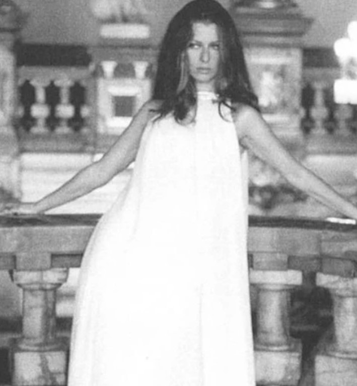 Imagem em preto e branco de Danuza Leão em uma cena do filme "Terra em Transe" posando com um vestido branco solto de Guilherme Guimarães Imagem em preto e branco de Danuza Leão em uma cena do filme "Terra em Transe" posando com um vestido branco solto de Guilherme Guimarães