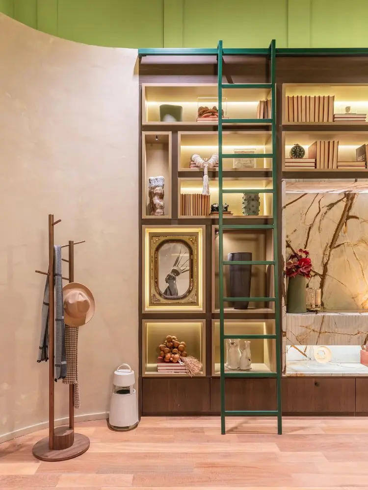 Hall com forro verde, mancebo e estante com decorações