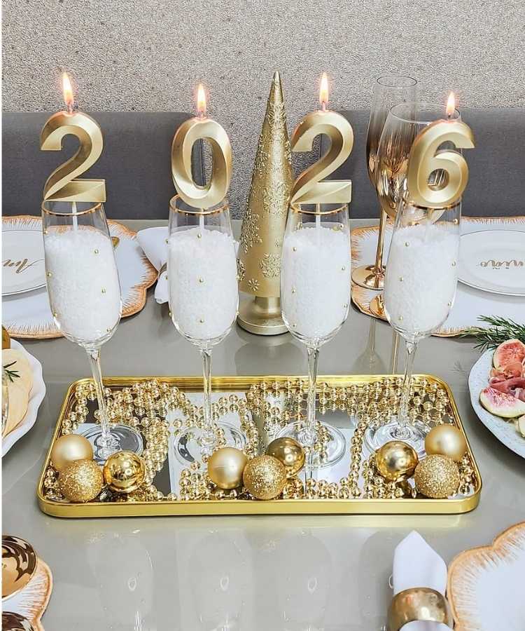 Decoração de Ano Novo simples com taças, sal grosso e velas douradas
