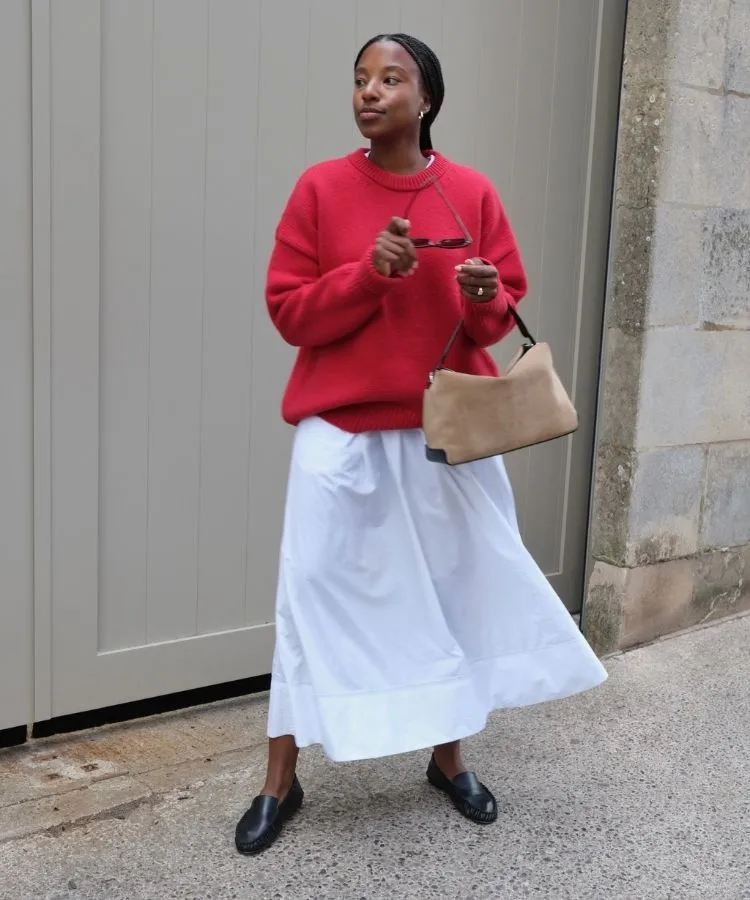 Look com sapato mocassim preto e saia mídi branca