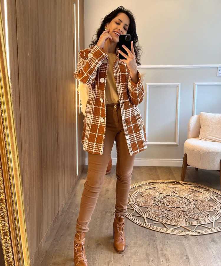 Look de frio de São João, camiseta, calça jeans, bota e casaco xadrez