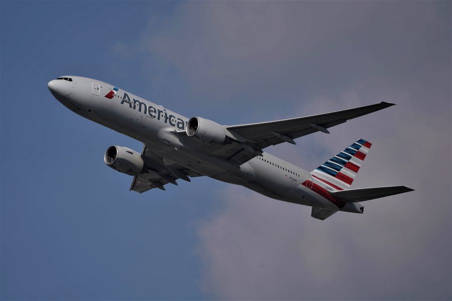 foto de avião da American Airlines voando, passagens aéreas baratas na Decolar