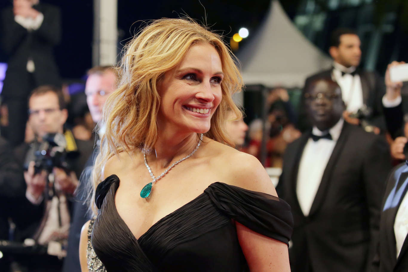 Julia Roberts - A atriz escolheu um pendente de diamantes com uma esmeralda de 52 quilates