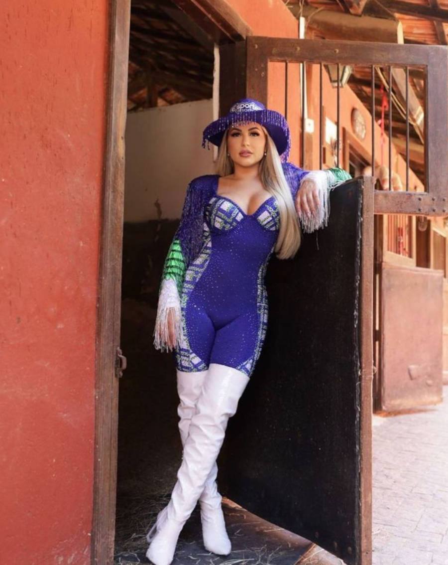 Deolane com roupa de Fazendeira para participar de A Fazenda 14