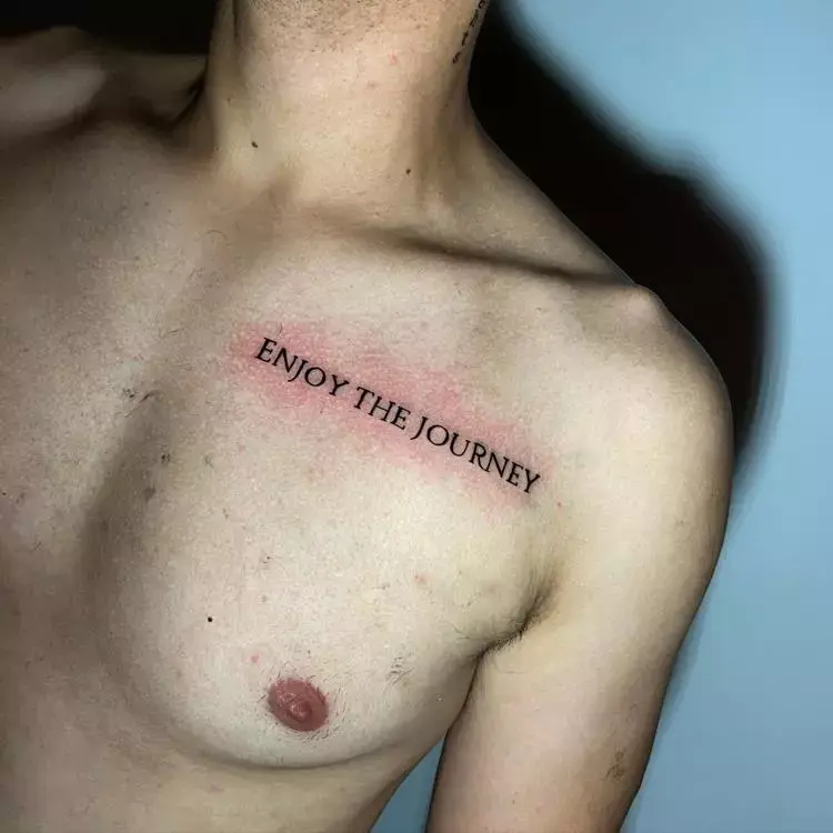 tatuagem escrita Enjoy yhe journey no peito