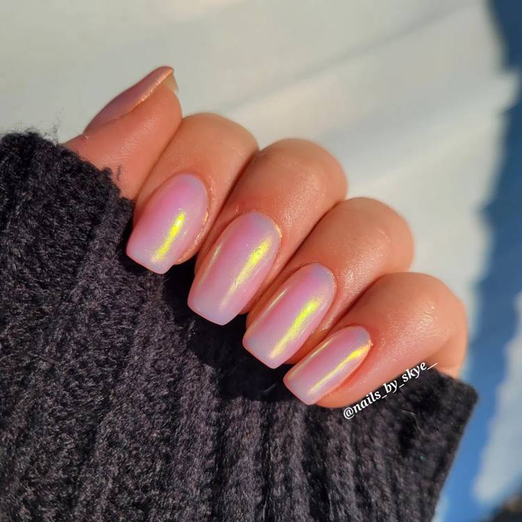 Foto de unhas decoradas com pérolas.