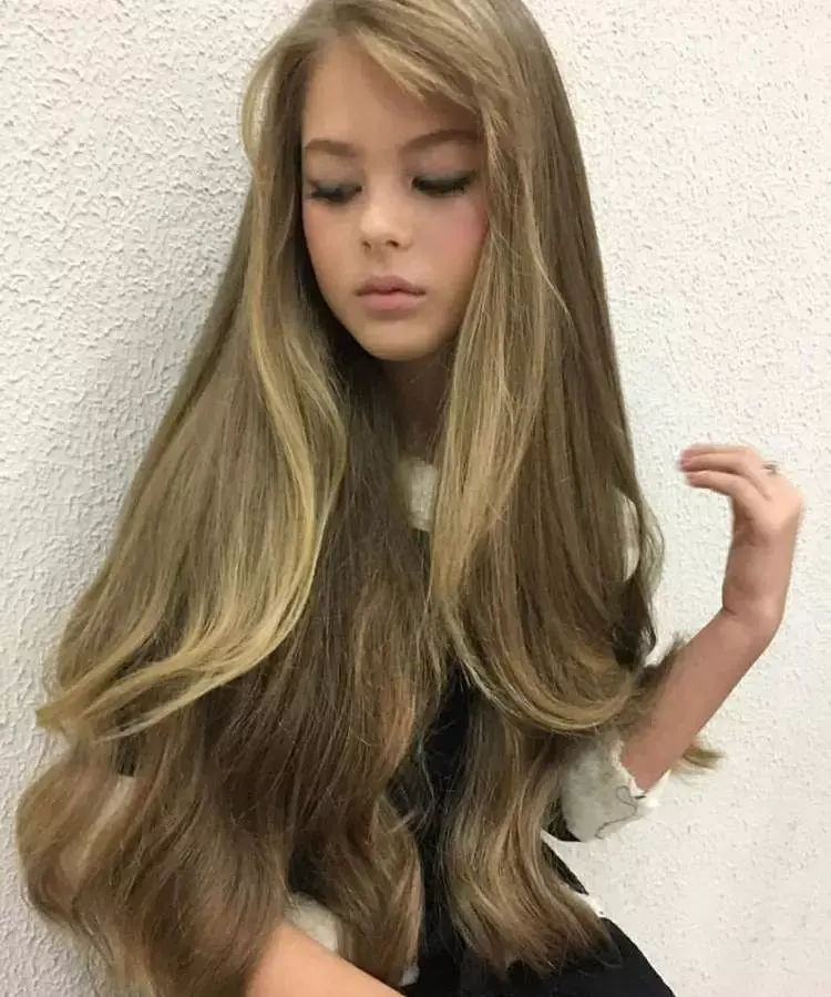 corte de cabelo longo liso.