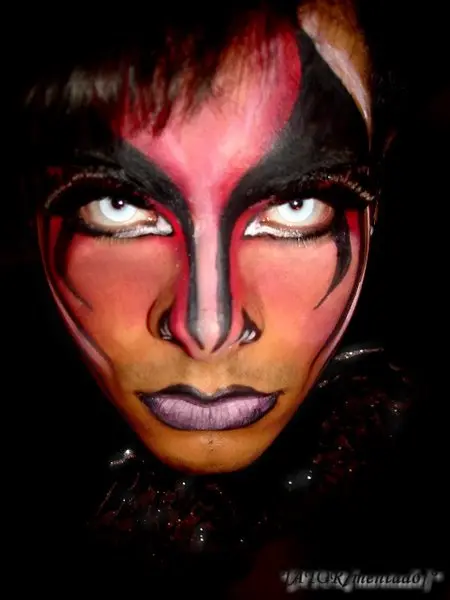 Maquiagem para o Halloween: maquiagem vampiro Homem usando maquiagem vermelha e preta