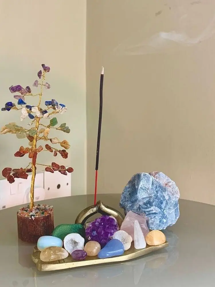 Decoração com pedras naturais. Bandeja com pedras coloridas.