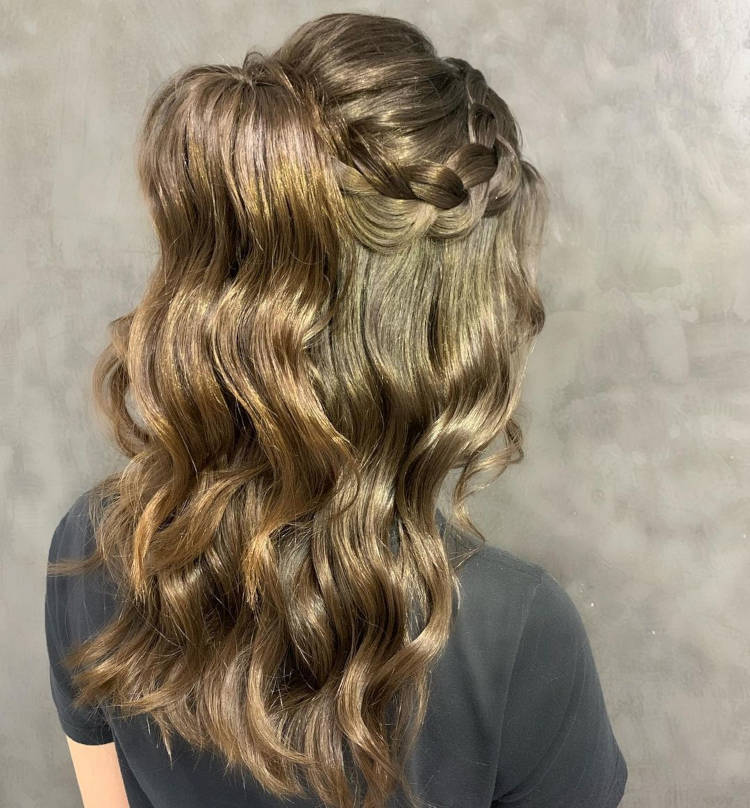 cabelo castanho claro com trança lateral e rabo de cavalo semi preso
