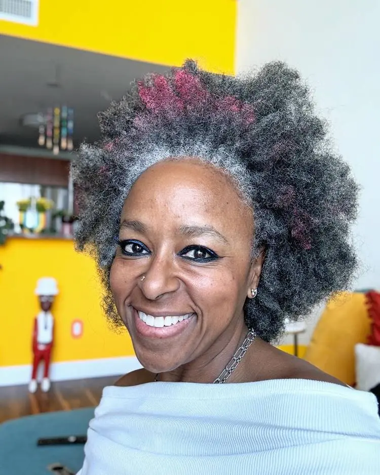 Mulher negra com cabelos grisalhos
