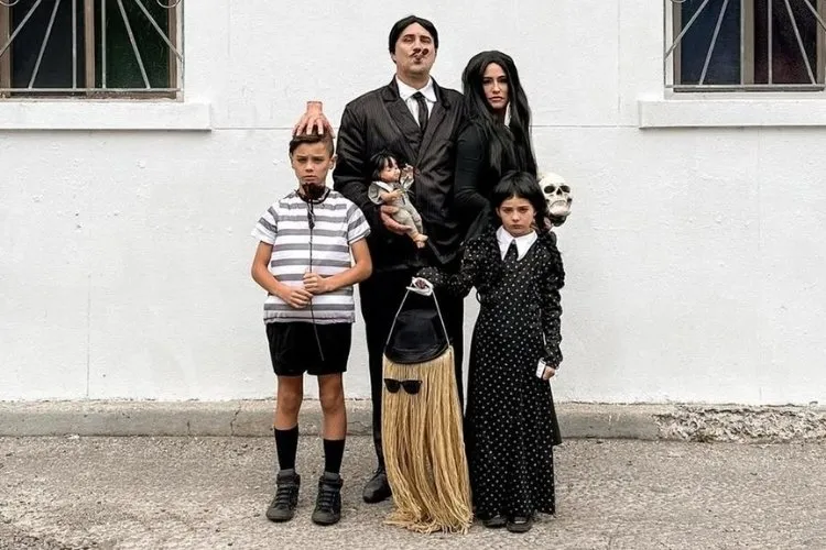 Foto de família fantasiada de Addams: Gomes, Mortícia, Feioso e Wandinha, uma das tendências de fantasias para o Halloween 2025