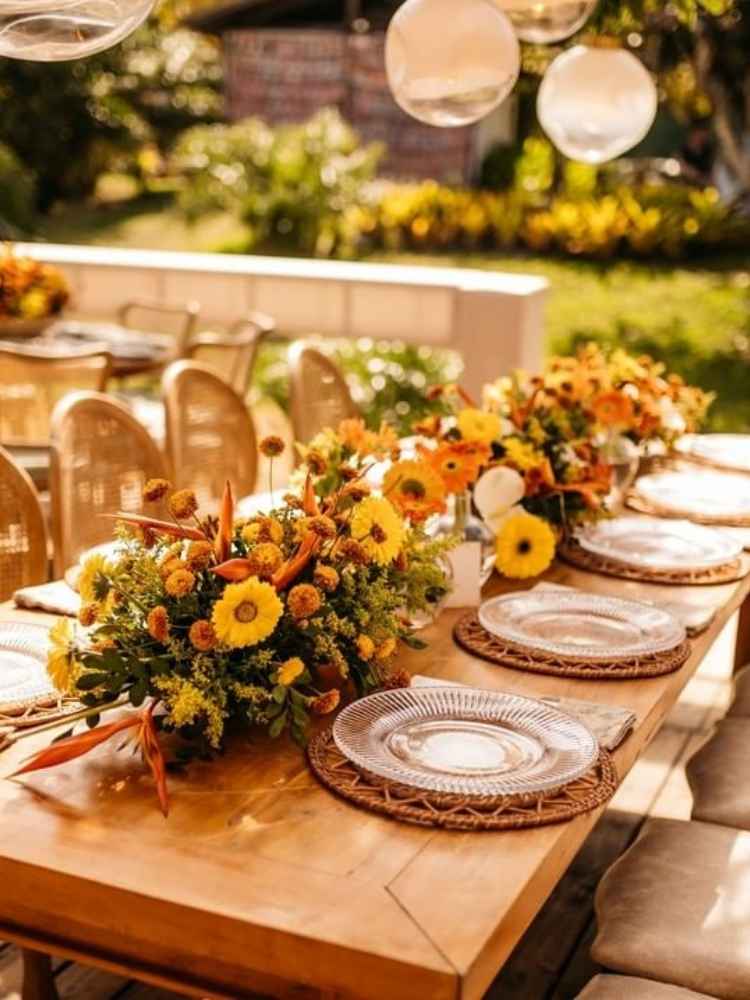 Centro de mesa de casamento com flores amarelas.