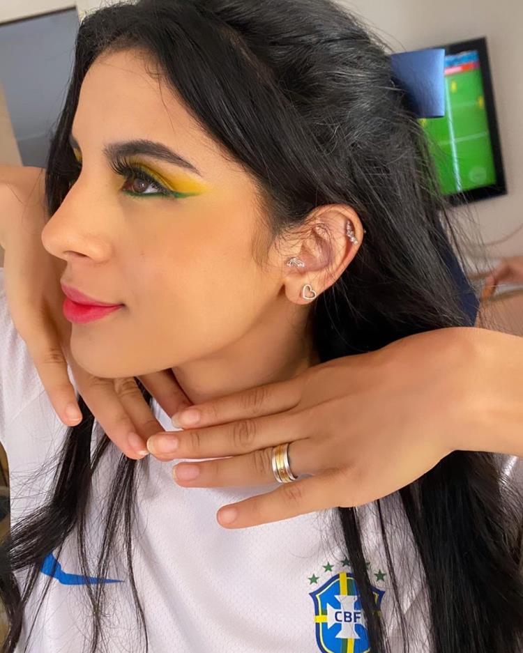 mulher com maquiagem do brasil nas cores da bandeira