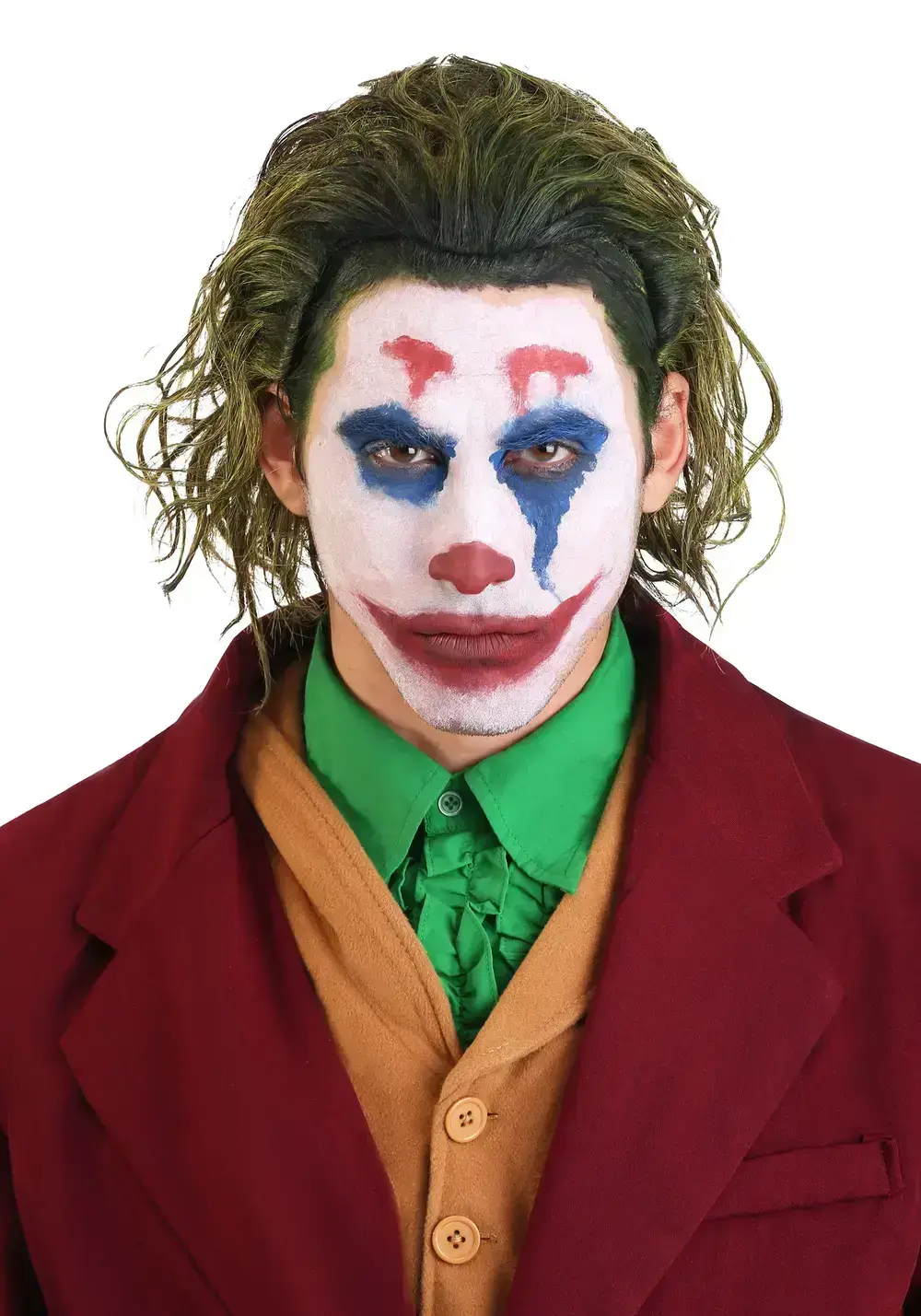 Homem fantasiado de coringa com cabelo verde, rosto branco, sobrancelha vermelha, nariz vermelho, boca vermelha, sombra azul 