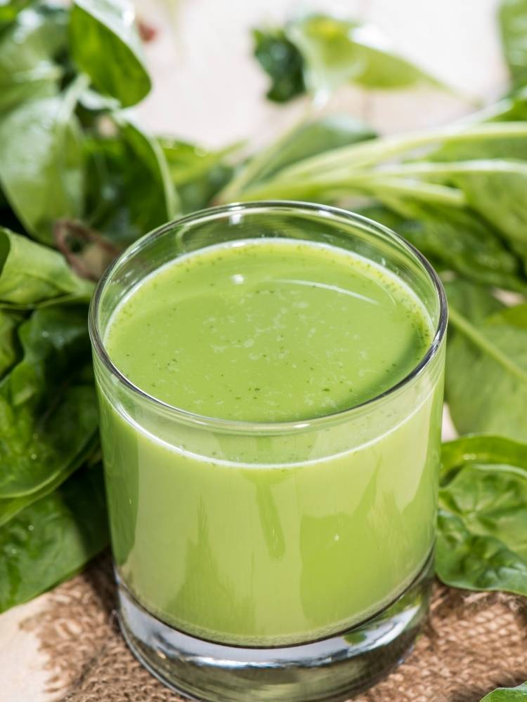Copo pequeno com suco de espinafre. Sucos para crescer cabelo com espinafre.