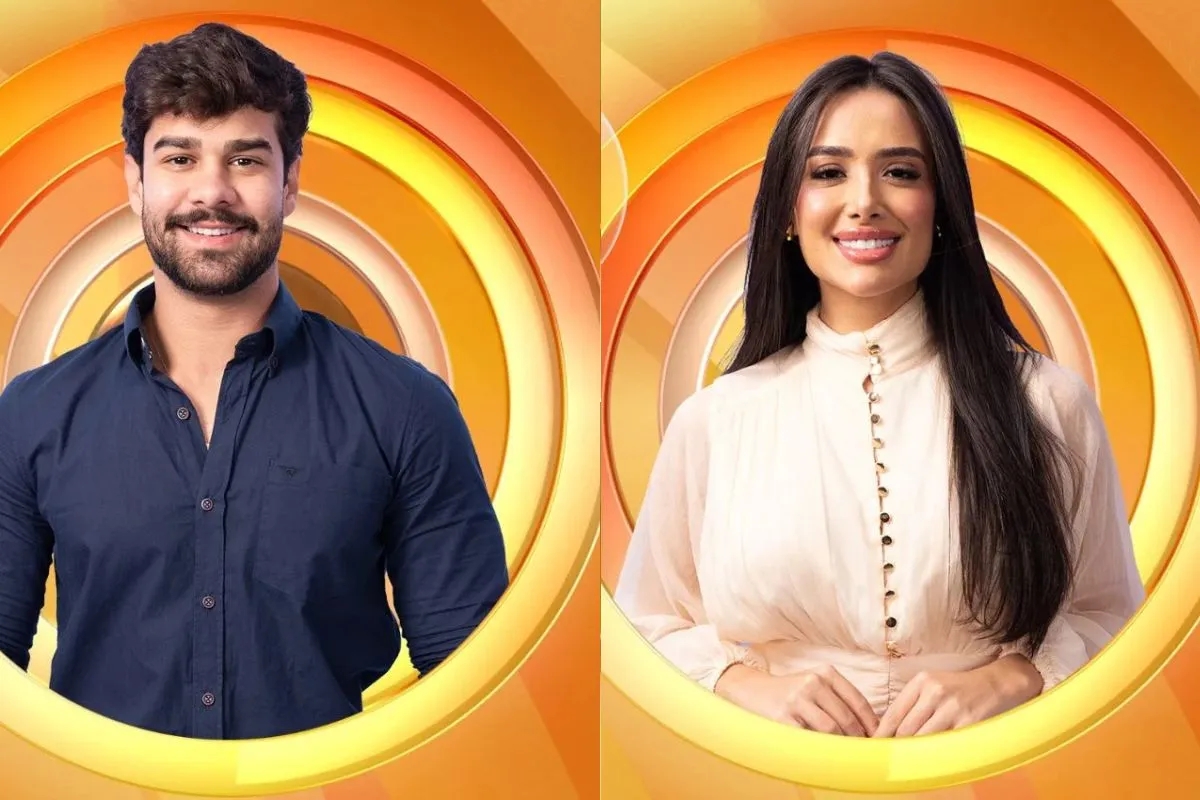 Homem e mulher sorridentes em estúdio, com roupas claras e escuras, sobre fundo laranja circular com design gráfico