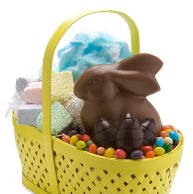 Cesta de Páscoa  com doces e chocolate em formato de coelho