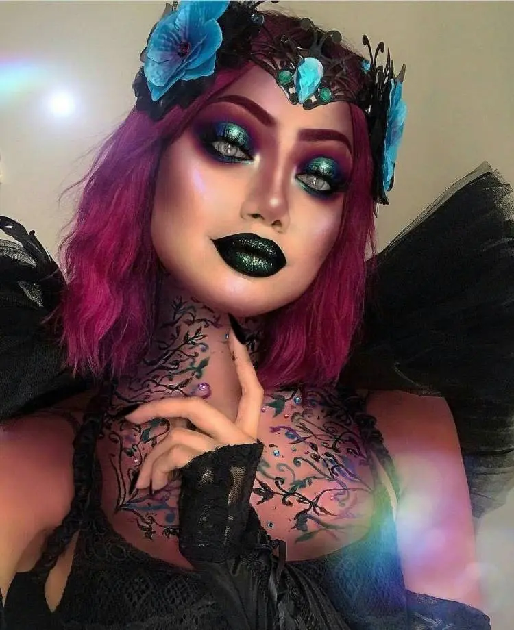 Mulher de pele clara com cabelo rosa, sombra verde, batom verde e fantasia de fada