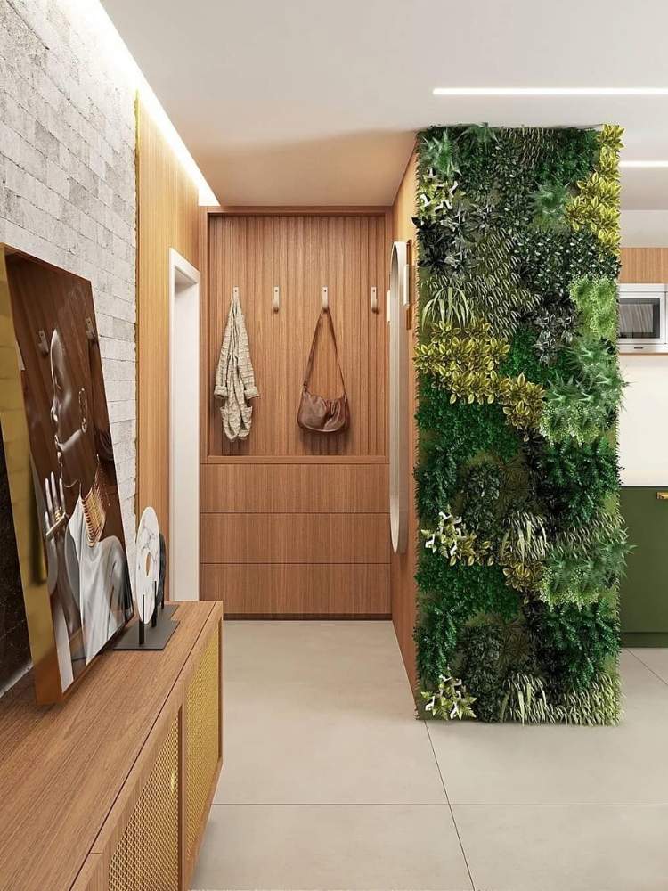 Hall de entrada em madeira com esoaço para pendurar bolsas e casacos, além de jardim vertical 