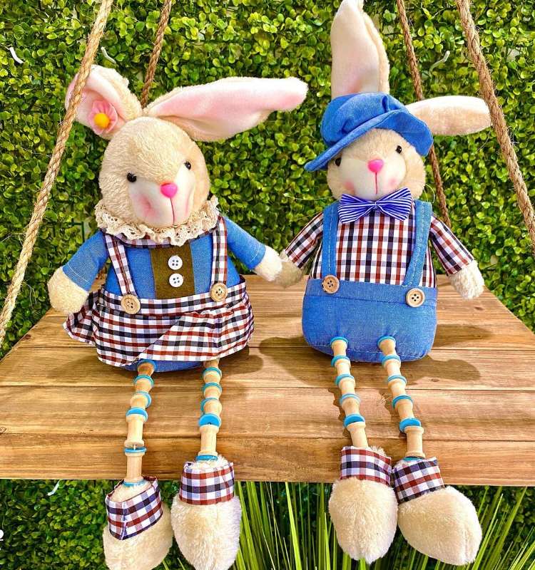 Coelhos artesanais de Páscoa em balanço.