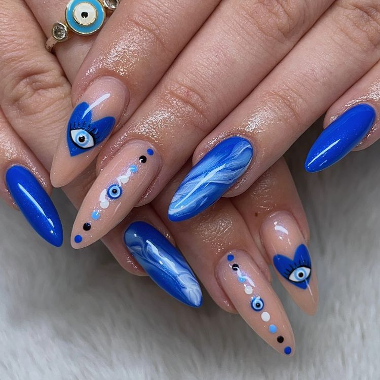 Unhas almond com nails art de olho grego