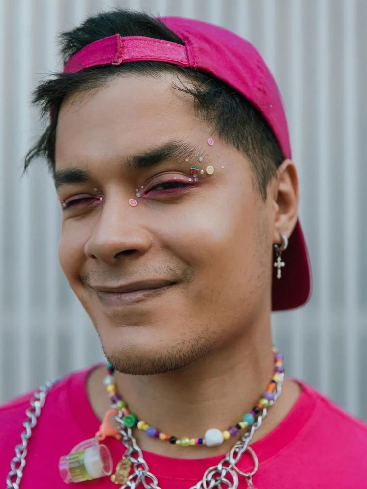 Vini Lasserre com pedrarias em formato de frutas na maquiagem e look rosa