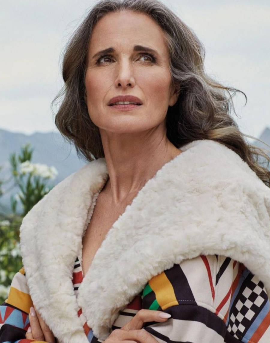 Foto da atriz Andie McDowell com os cabelos grisalhos para a capa da Vogue