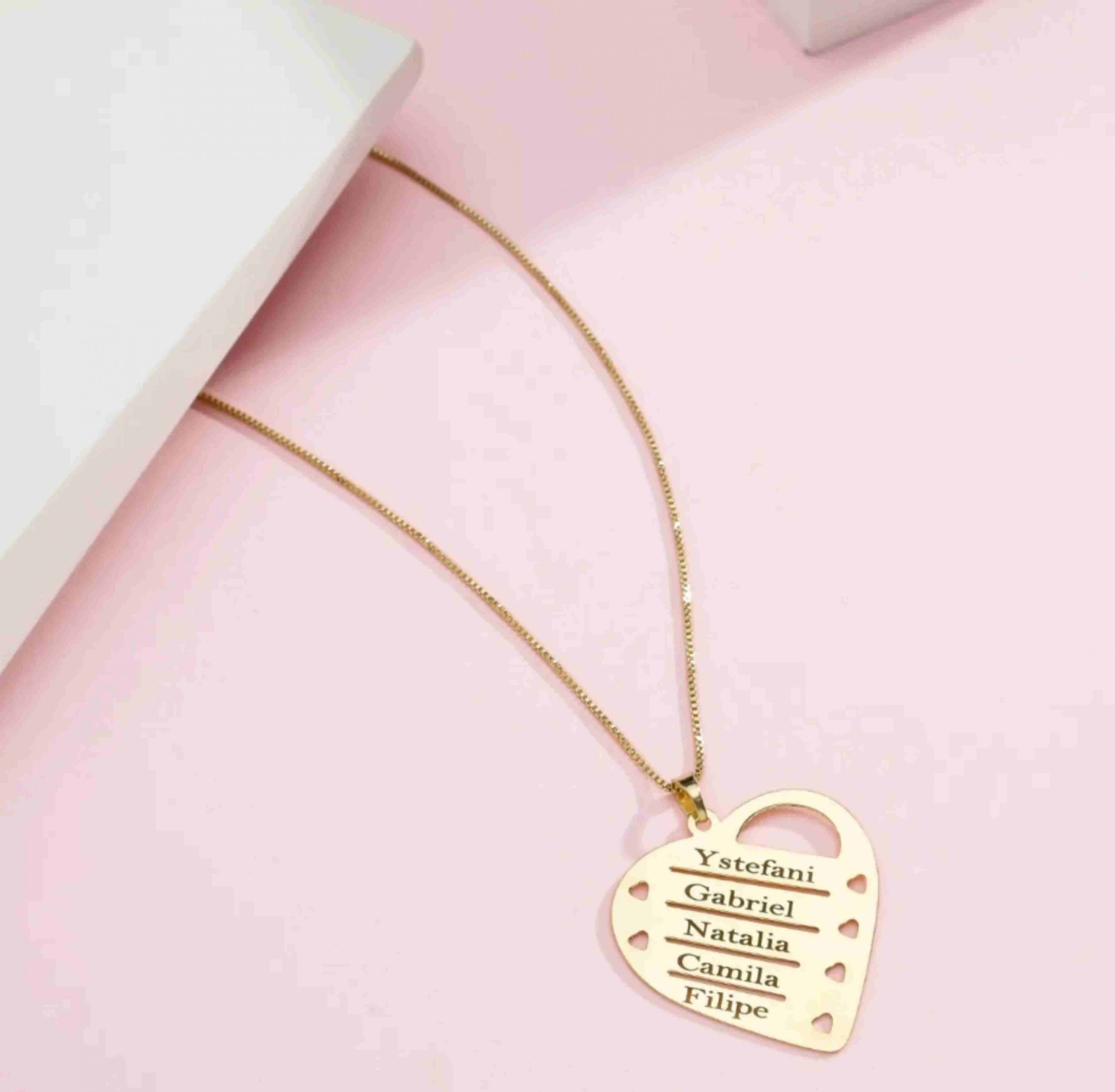 colar dourado com nomes