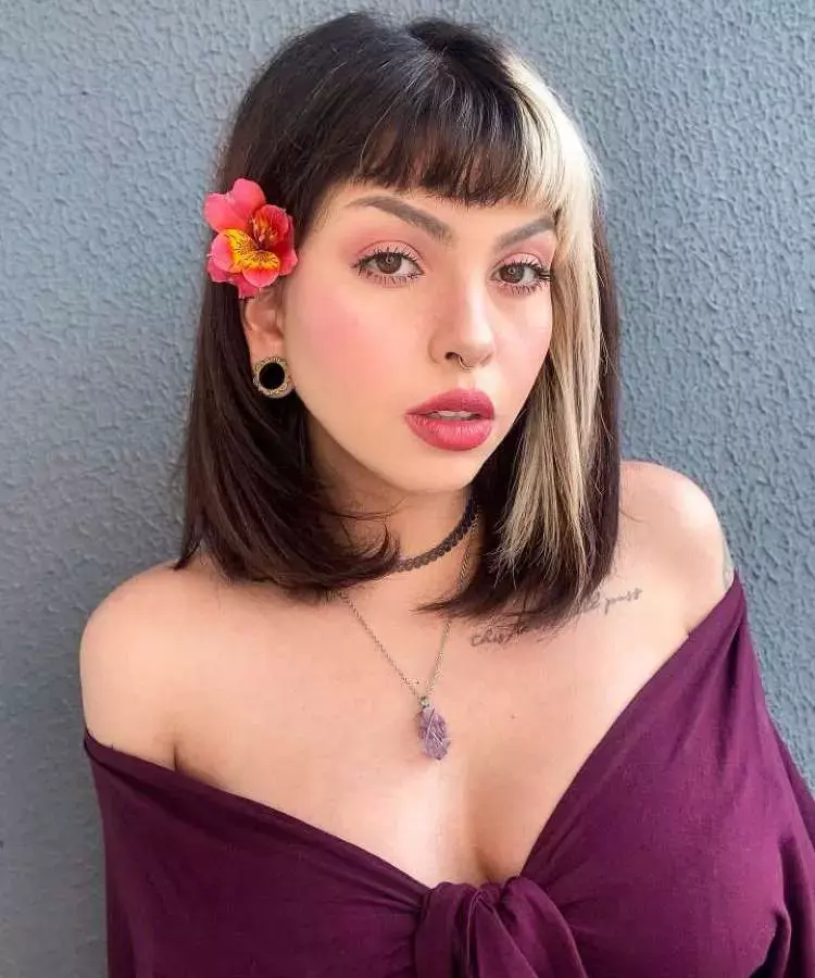 Mulher com corte de cabelo  médio liso franja Baby bangs